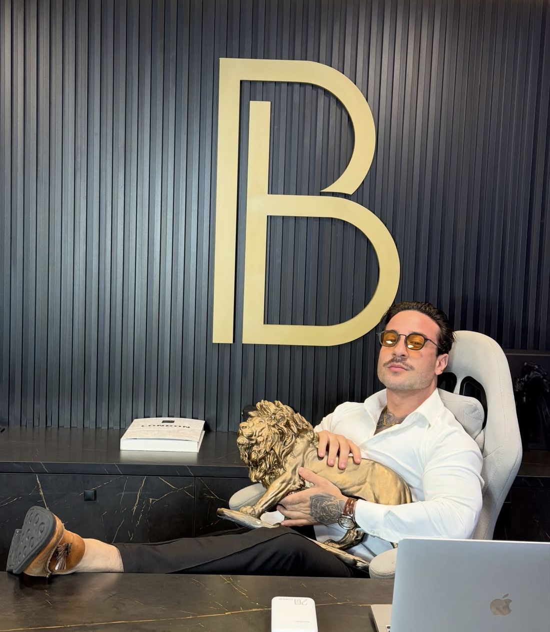 Patrick Biazotto no escritório, diante do B dourado da Biazotto